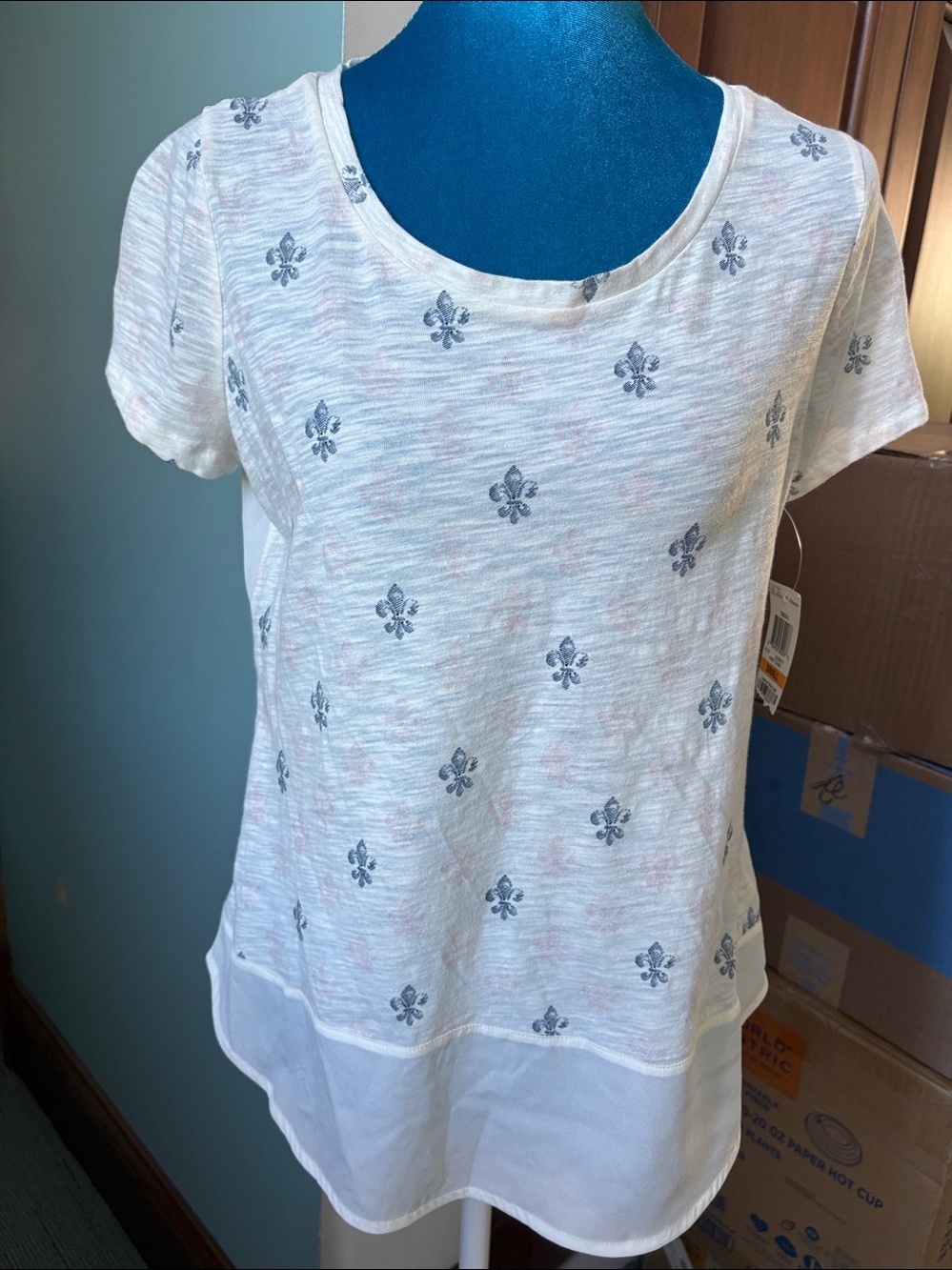 Maison Jules Top Cream Blue pink scoop neck short sleeve cotton/poly Tee Sz. S